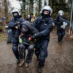 Die Polizei beginnt mit der rigorosen Entfernung von Aktivisten im