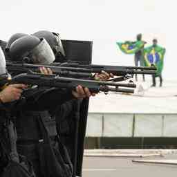 Die Polizei nimmt 1500 Menschen fest nachdem sie Regierungsgebaeude in