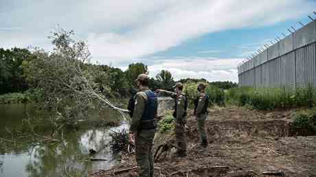 EU Nation baut Zaun an Grenze zu Tuerkiye — World