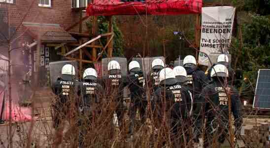 Evakuierung des deutschen „Braunkohlendorfes fuehrt zu Kaempfen zwischen Polizei und