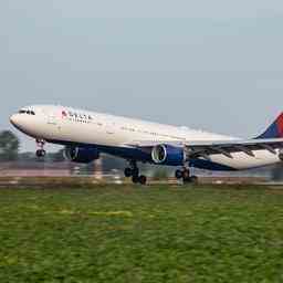 Flugzeug landet vor Start und Landebahn von Schiphol Start und