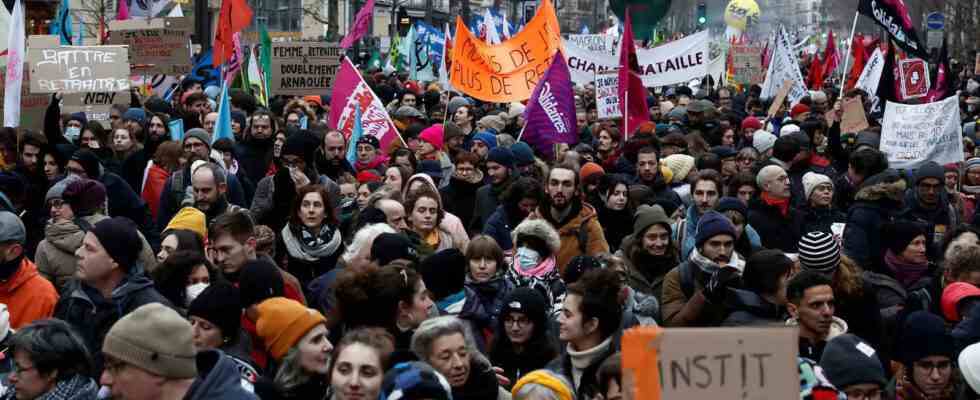 Frankreich von landesweitem Streik getroffen als Gewerkschaften gegen Macrons Rentenreform