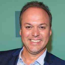 Frans Bauer geht taeglich zwei Stunden spazieren um am Ende