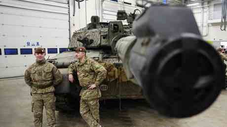 Grossbritannien gibt der Ukraine einen Zeitplan fuer die Panzerlieferung —