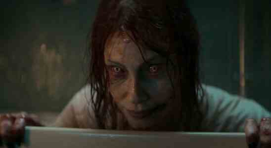 Im ersten Redband Trailer von Evil Dead Rise weiss Mutter es