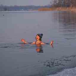 Ins kalte Nass am National Dip Day Ist das gesund