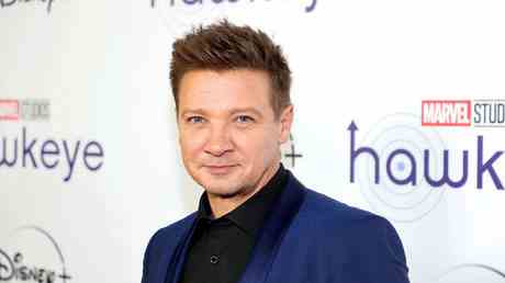 Jeremy Renner gibt Einzelheiten zu seinen Schneepflug Unfallverletzungen bekannt — Unterhaltung