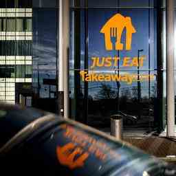 Just Eat Takeaway liefert Lebensmittel fuer den britischen Supermarkt Sainsburys