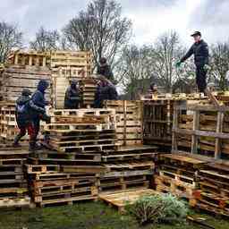 Lagerfeuer in Amsterdam Noord angezuendet trotz Verbot und starkem Wind