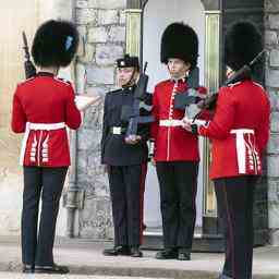 Mitglied der britischen Royal Guard im Dienst wegen Karikatur unter