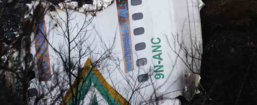 Nepalesische Flugzeugabsturzsucher seilen sich ab und fliegen Drohnen um die