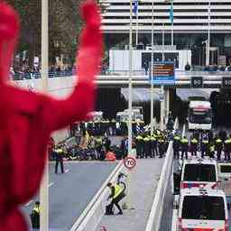 Organisationen schliessen sich Blockade A12 nach Verhaftung von Klimaaktivisten an