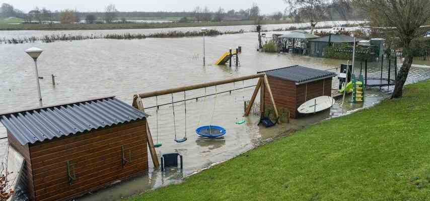 Sonderhochwasser entlang der Linge Haefen ueberlaufen und Gaerten voll