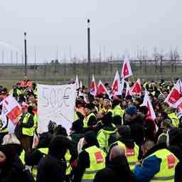 Streik am Flughafen Berlin Auch KLM Fluege gestrichen Wirtschaft