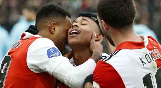 Tabellenfuehrer Feyenoord gibt den Sieg im geladenen Klassiker gegen Ajax