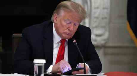 Trump koennte bald zu Twitter und Facebook zurueckkehren – NBC