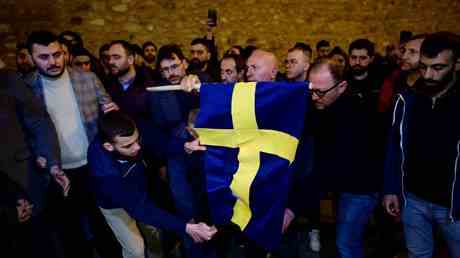 Tuerkische Aktivisten zuendeten die schwedische Flagge an VIDEO — World