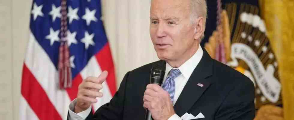 US Praesident Joe Biden befiehlt das Einholen der US Flaggen fuer Opfer