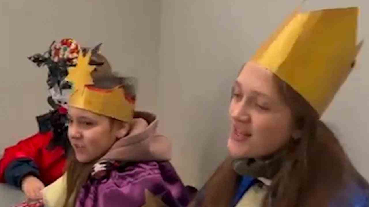 Beeld uit video: Oekraïense kinderen vieren kerstfeest in schuilkelder