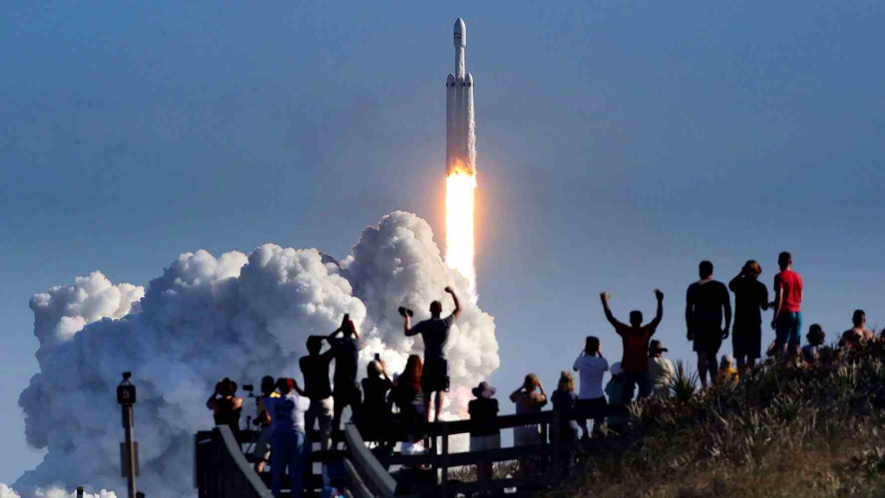 Die Menge jubelt am Playalinda Beach in der Canaveral National Seashore, nördlich des Kennedy Space Center, während des Starts der SpaceX Falcon Heavy-Rakete am 6. Februar 2018. Playalinda ist einer der am nächsten gelegenen öffentlichen Aussichtspunkte, um den Start zu sehen. etwa 3 Meilen von der SpaceX-Startrampe 39-A entfernt.  (Joe Burbank/Orlando Sentinel/Tribune News Service über Getty Images)