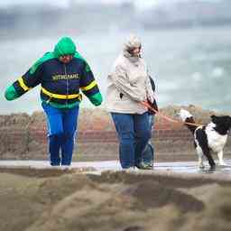 Wettervorhersage Ausgesprochen stuermischer Tag mit Code gelb fuer starke Winde