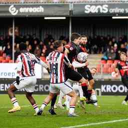 Willem II nach einem auffaelligen Trikotwechsel bei einem Besuch in