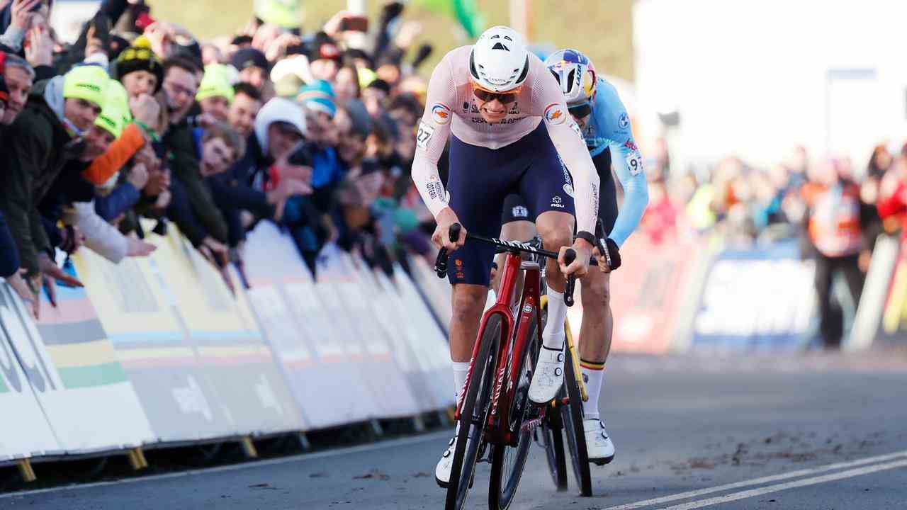 Beeld uit video: Bekijk de ontknoping van de WK-clash tussen Van der Poel en Van Aert