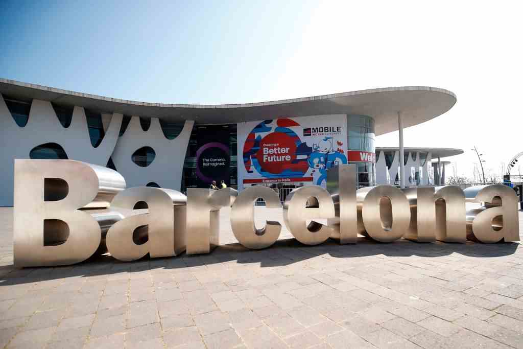 Das Stadtschild von Barcelona vor der Haupthalle des Mobile World Congress