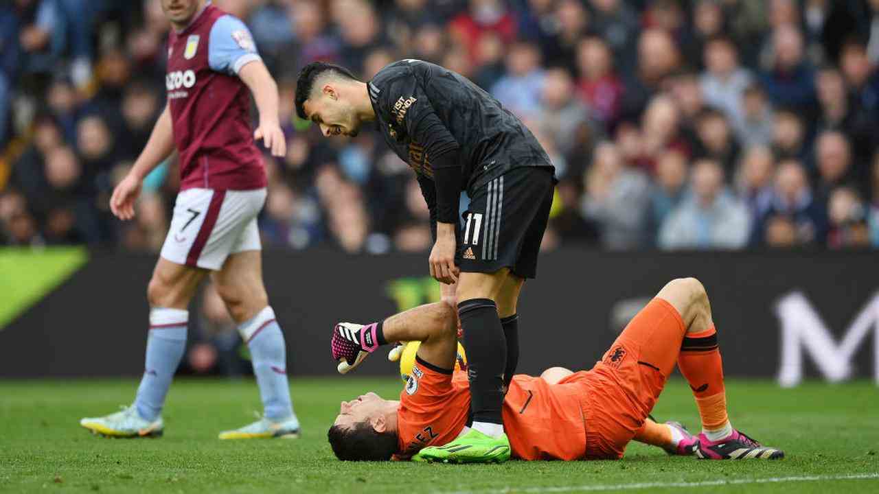 Bild aus Video: Arsenal siegt in der Nachspielzeit durch verrücktes Eigentor von Villa-Torhüter Martínez