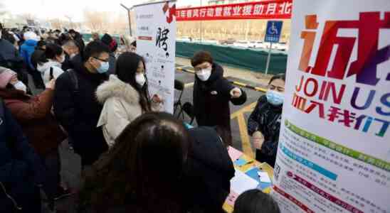 Auf Jobmessen in China sind Arbeitgeber sparsam und Bewerber schuechtern