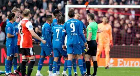 De Jong und Van Nistelrooij wuetend ueber Schiedsverfahren nach Tor