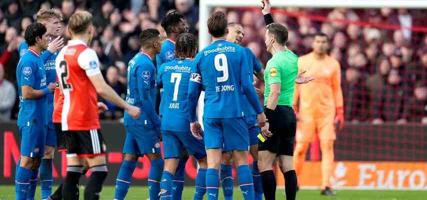 De Jong und Van Nistelrooij wuetend ueber Schiedsverfahren nach Tor