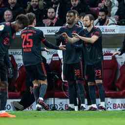 Der eingewechselte Blind debuetiert und verbucht mit den Bayern den