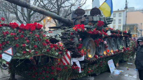 Deutsche bringen Blumen zu einem gesprengten russischen Panzer VIDEO —