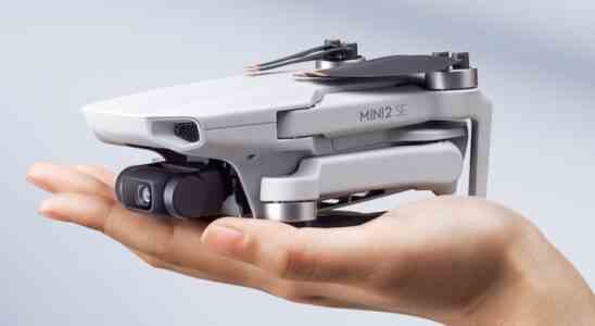 Die ultraportable Drohne Mini 2 SE von DJI erhebt sich