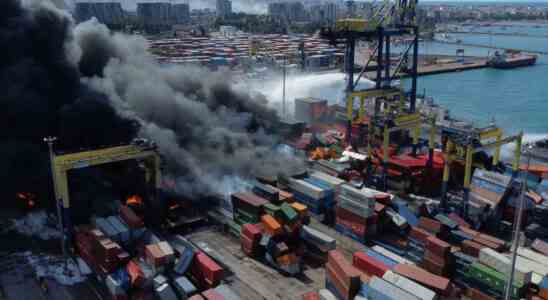 Hafen Schiffscontainer stehen im vom Erdbeben heimgesuchten tuerkischen Hafen Iskenderun