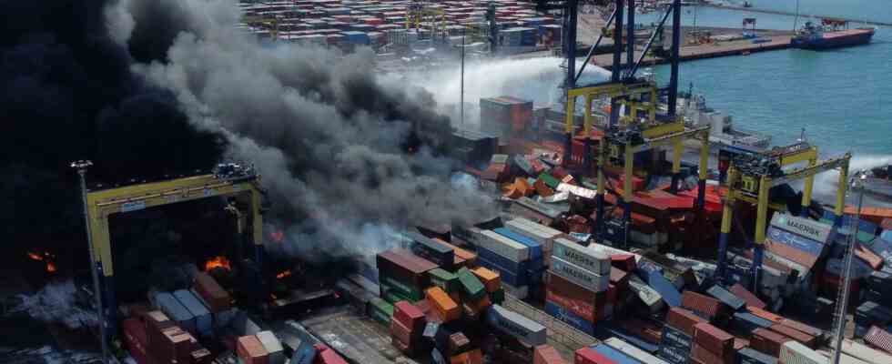 Hafen Schiffscontainer stehen im vom Erdbeben heimgesuchten tuerkischen Hafen Iskenderun