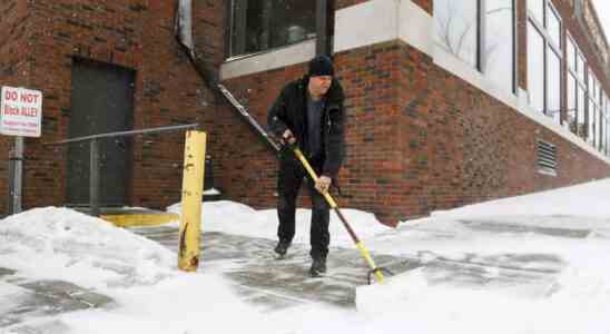 Massiver Wintersturm bringt Schnee starke Winde und eisige Kaelte in