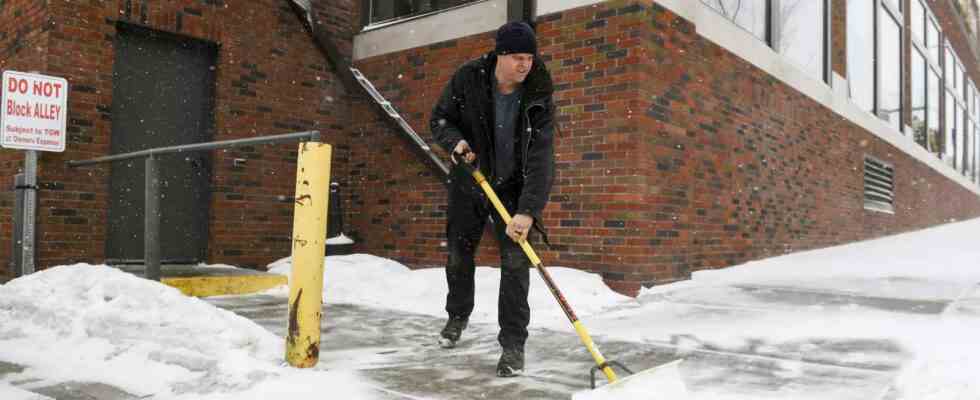 Massiver Wintersturm bringt Schnee starke Winde und eisige Kaelte in