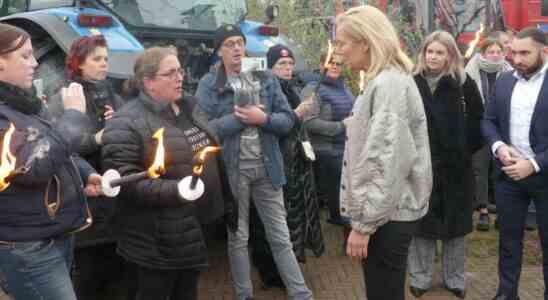 Minister Kaag wird waehrend der Kampagne von Demonstranten mit brennenden