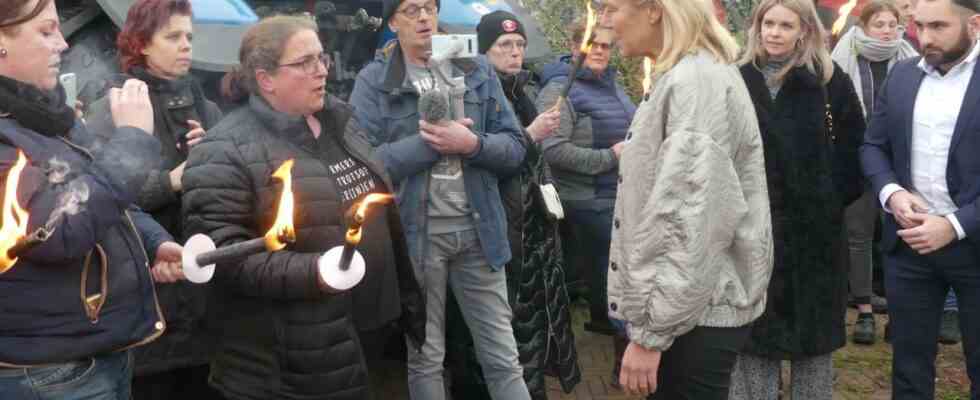 Minister Kaag wird waehrend der Kampagne von Demonstranten mit brennenden