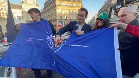 NATO Flagge als „Tausende Kundgebung in Paris unkenntlich gemacht — World