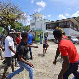 Protestfuehrer Paramaribo meldet sich bei der Polizeiwache Im Ausland