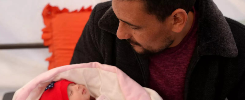 Syrien Syrische Familie nimmt „Wunderbaby auf das unter Erdbebentruemmern geboren