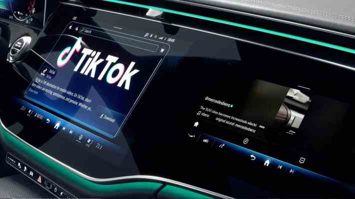 TikTok kommt ins Auto angefangen bei Mercedes Benz