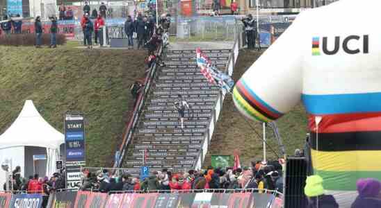 Van Empel holt ersten Cyclocross Weltmeistertitel niederlaendisches Podium in Hoogerheide