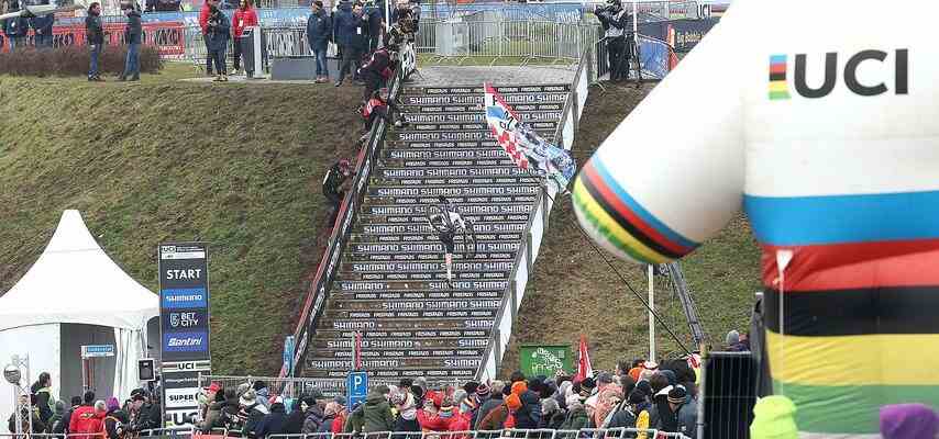 Van Empel holt ersten Cyclocross Weltmeistertitel niederlaendisches Podium in Hoogerheide