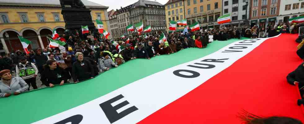 Zeit die Unterstuetzung fuer das iranische Volk zu verstaerken sagt