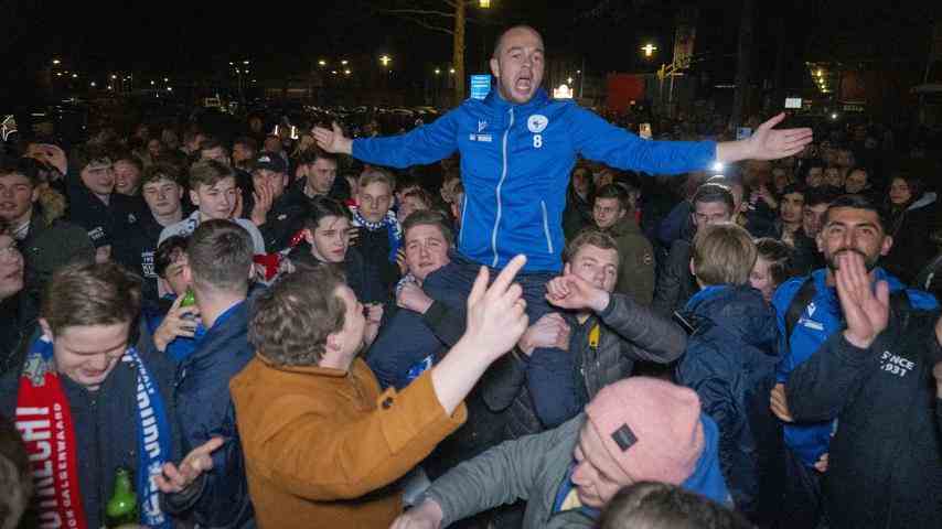 1677681055 786 Die rosafarbene Wolke der Pokalsensation Spakenburg Alle zusammen heute Abend