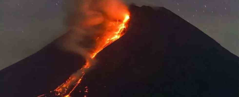 1679141200 Merapi Der indonesische Vulkan Merapi bricht aus und spuckt heisse